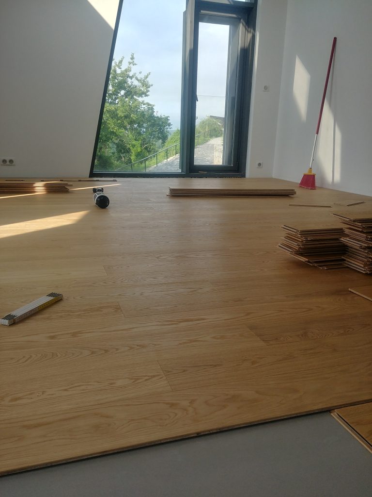 pokládka podláh, drevených podláh, nivelizácia, podlahári