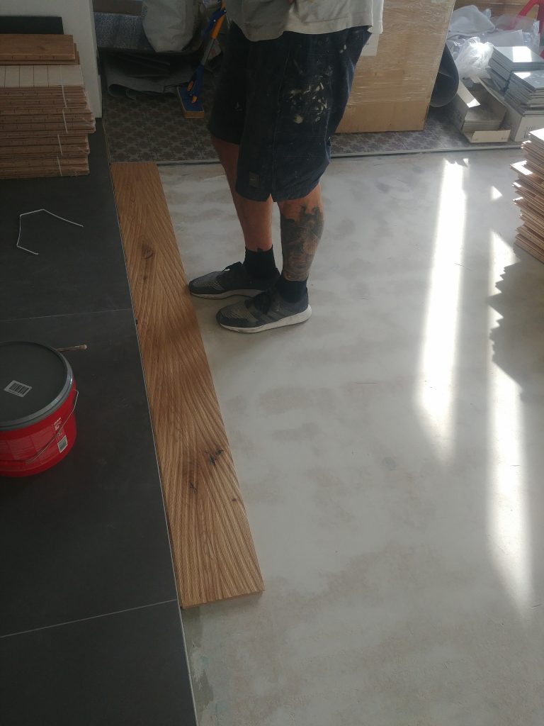 pokládka podláh, drevených podláh, nivelizácia, podlahári