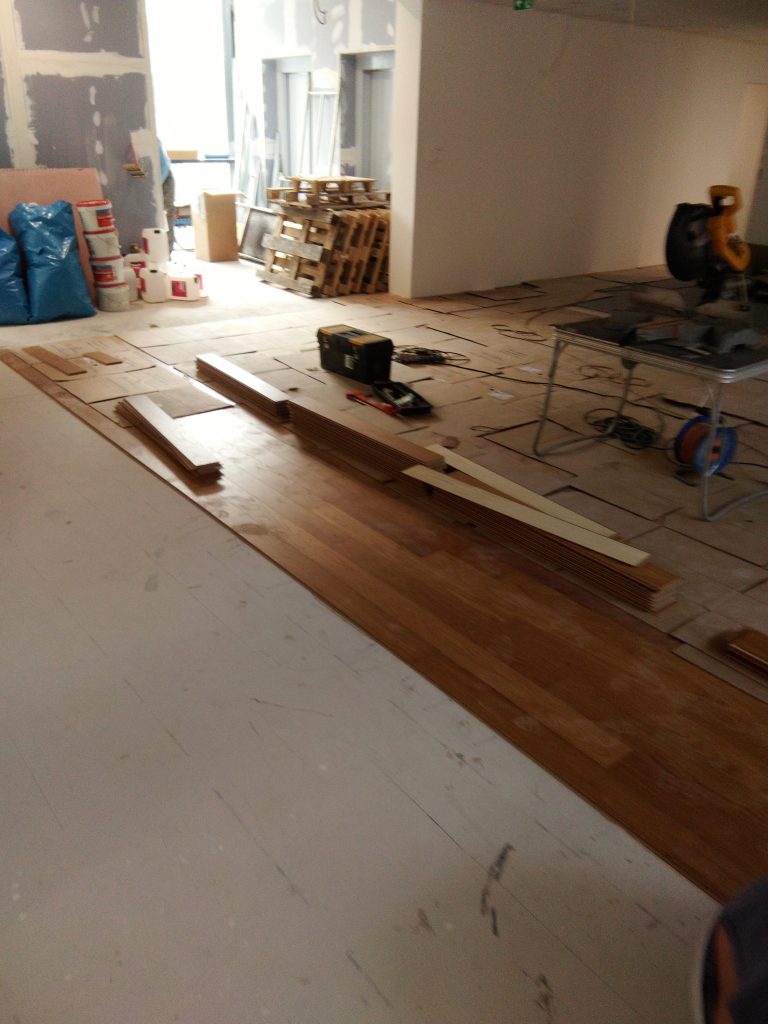 pokládka podláh, drevených podláh, nivelizácia, podlahári