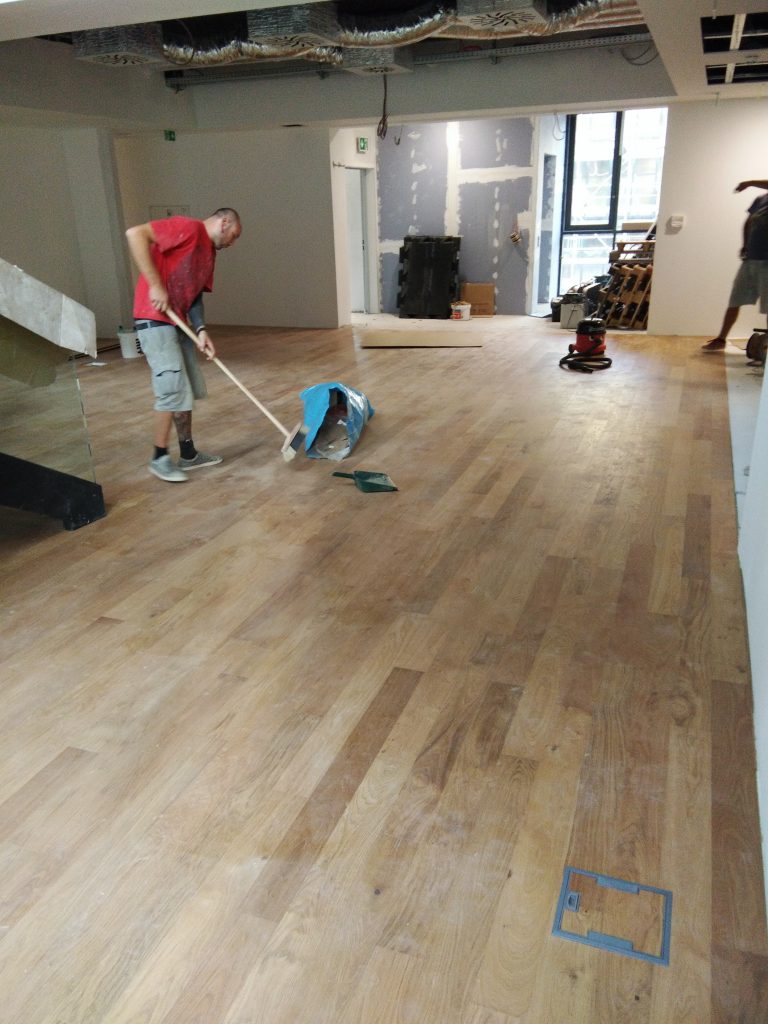 pokládka podláh, drevených podláh, nivelizácia, podlahári