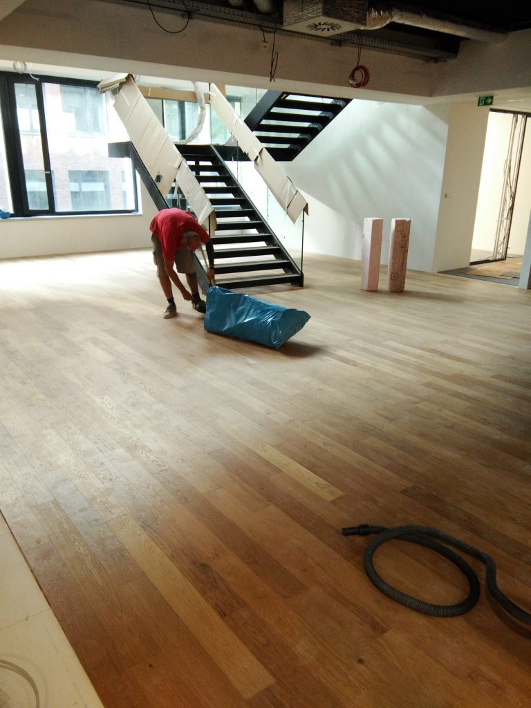 pokládka podláh, drevených podláh, nivelizácia, podlahári