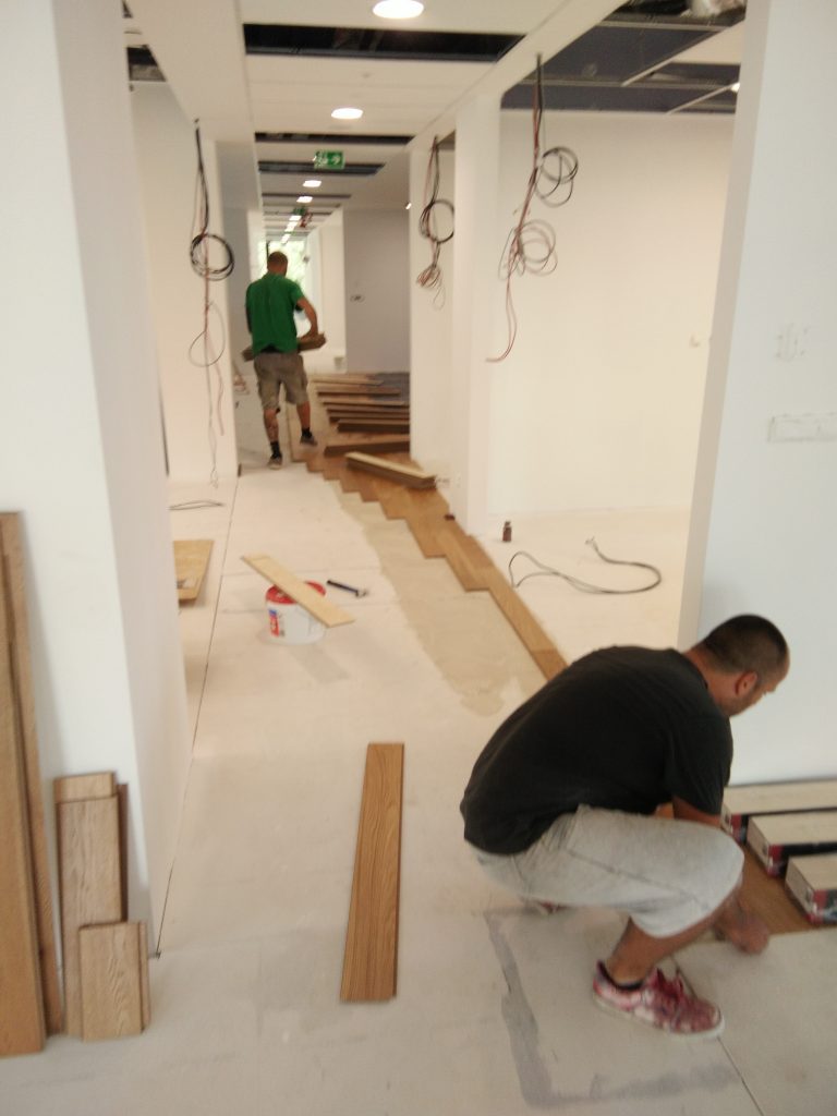 pokládka podláh, drevených podláh, nivelizácia, podlahári