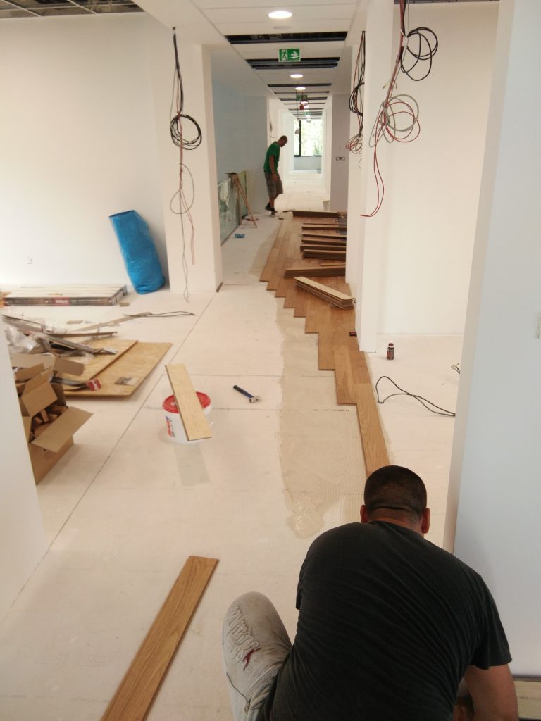 pokládka podláh, drevených podláh, nivelizácia, podlahári