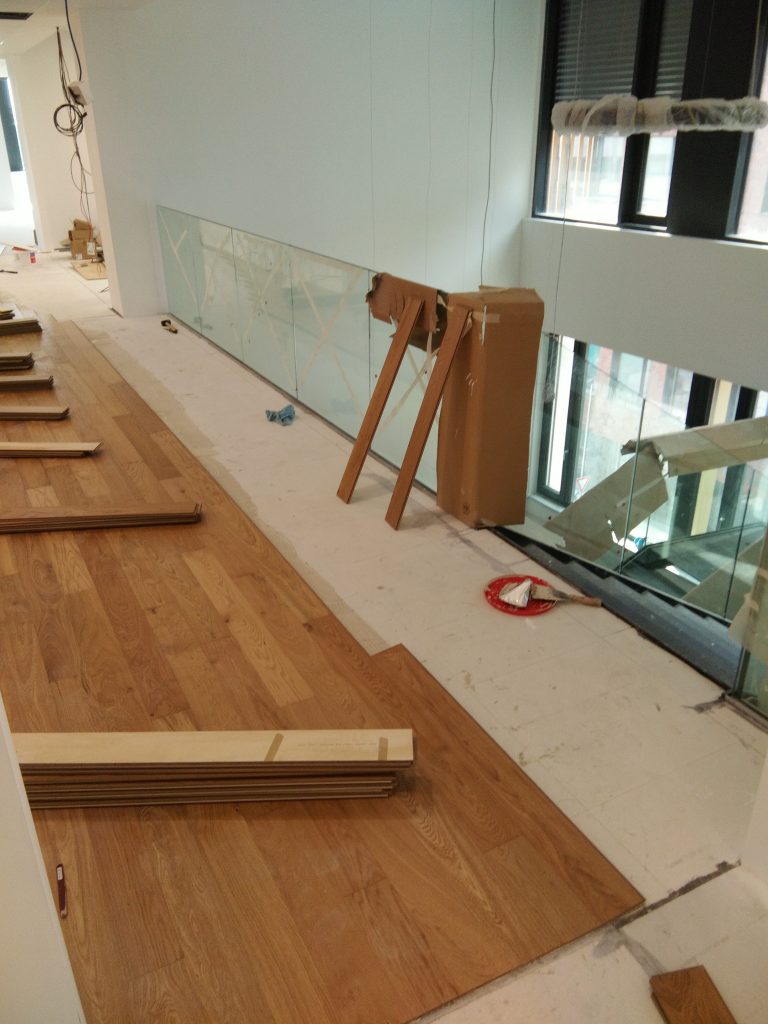 pokládka podláh, drevených podláh, nivelizácia, podlahári