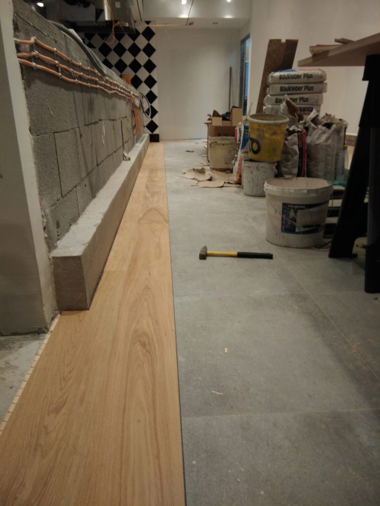 pokládka podláh, drevených podláh, nivelizácia, podlahári